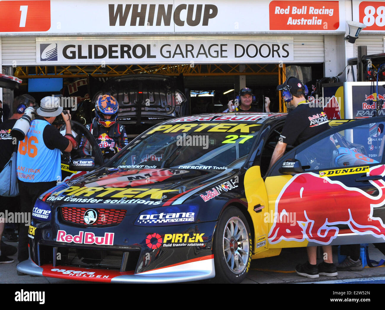 Casey Stoner ha avuto risultati contrastanti nella sua prima gara V8 Supercar gara al 2013 Clipsal 500. Un incidente in gara uno ha visto Stoner iniziare dalla parte posteriore del campo per gara due. L'ex Moto GP Campione del Mondo, caricato tramite il campo al traguardo appena al di fuori del th Foto Stock