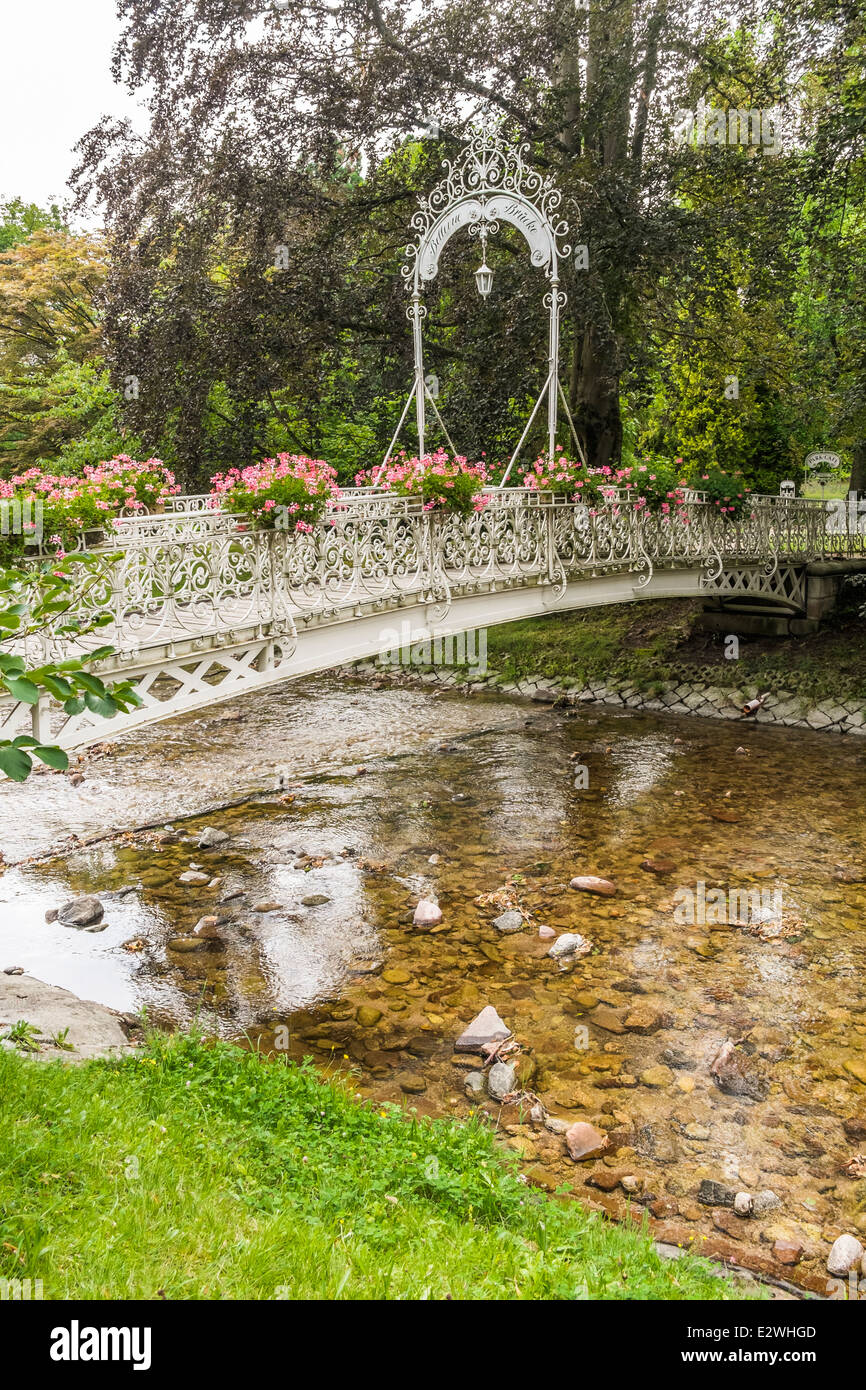 Bellevue bridge nel parco lungo la Lichtentaler Allee, Baden-baden BADEN-WUERTTEMBERG, Germania Foto Stock