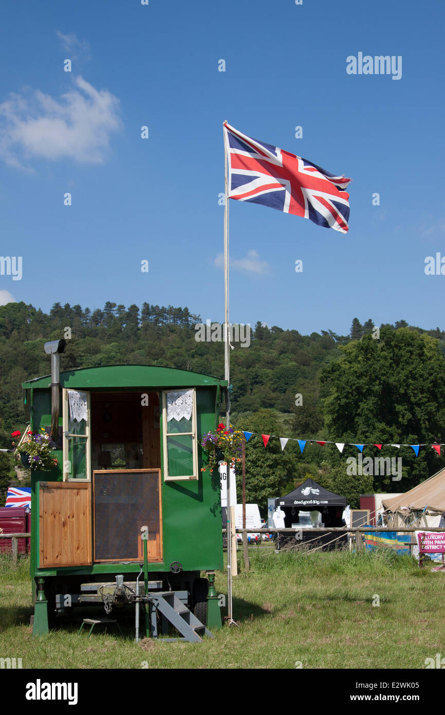 Bakewell, Derbyshire, Regno Unito. Il 20 giugno 2014. Un gypsy caravan sul display a L'Eroica festival del ciclismo Vintage in Bakewell luogo questo fine settimana. 2000 piloti provenienti da tutto il mondo si sono riuniti per incontrare il ciclo e il Peak District sentieri sul loro pre-1980 cicli. Il festival si chiude Domenica sera. Credito: Helen Hughes/Alamy Live News Foto Stock