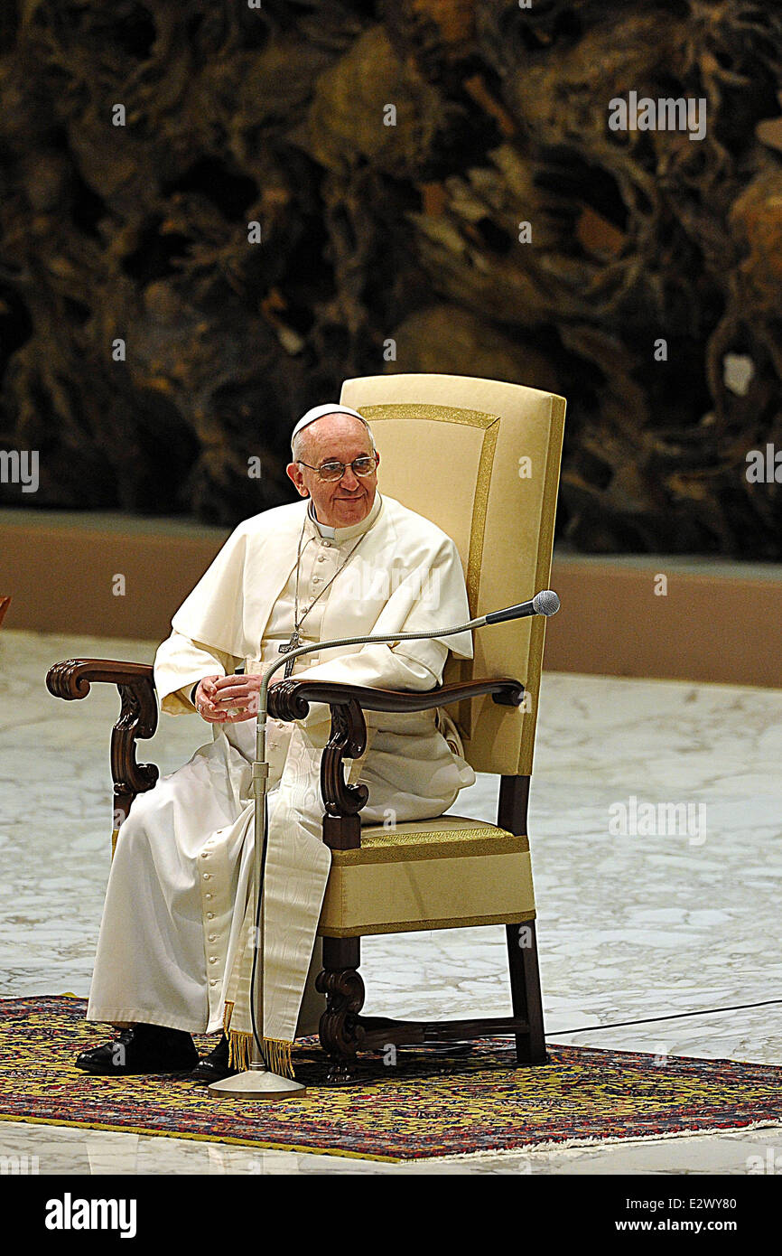 Papa Francesco terrà un udienza con il Collegio dei Cardinali nella Sala Clementina in Vaticano con: Papa Francesco dove Foto Stock