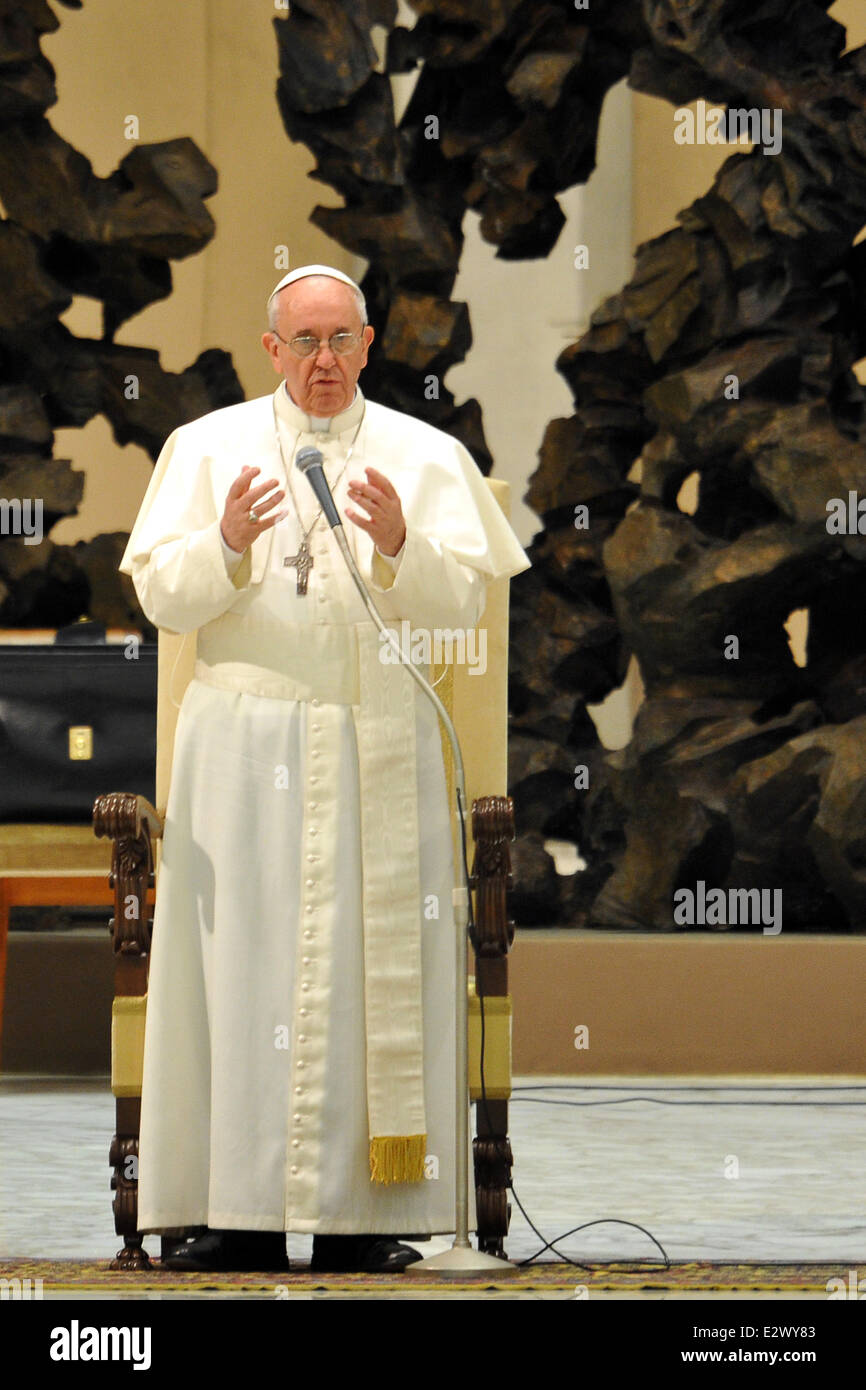 Papa Francesco terrà un udienza con il Collegio dei Cardinali nella Sala Clementina in Vaticano con: Papa Francesco dove Foto Stock