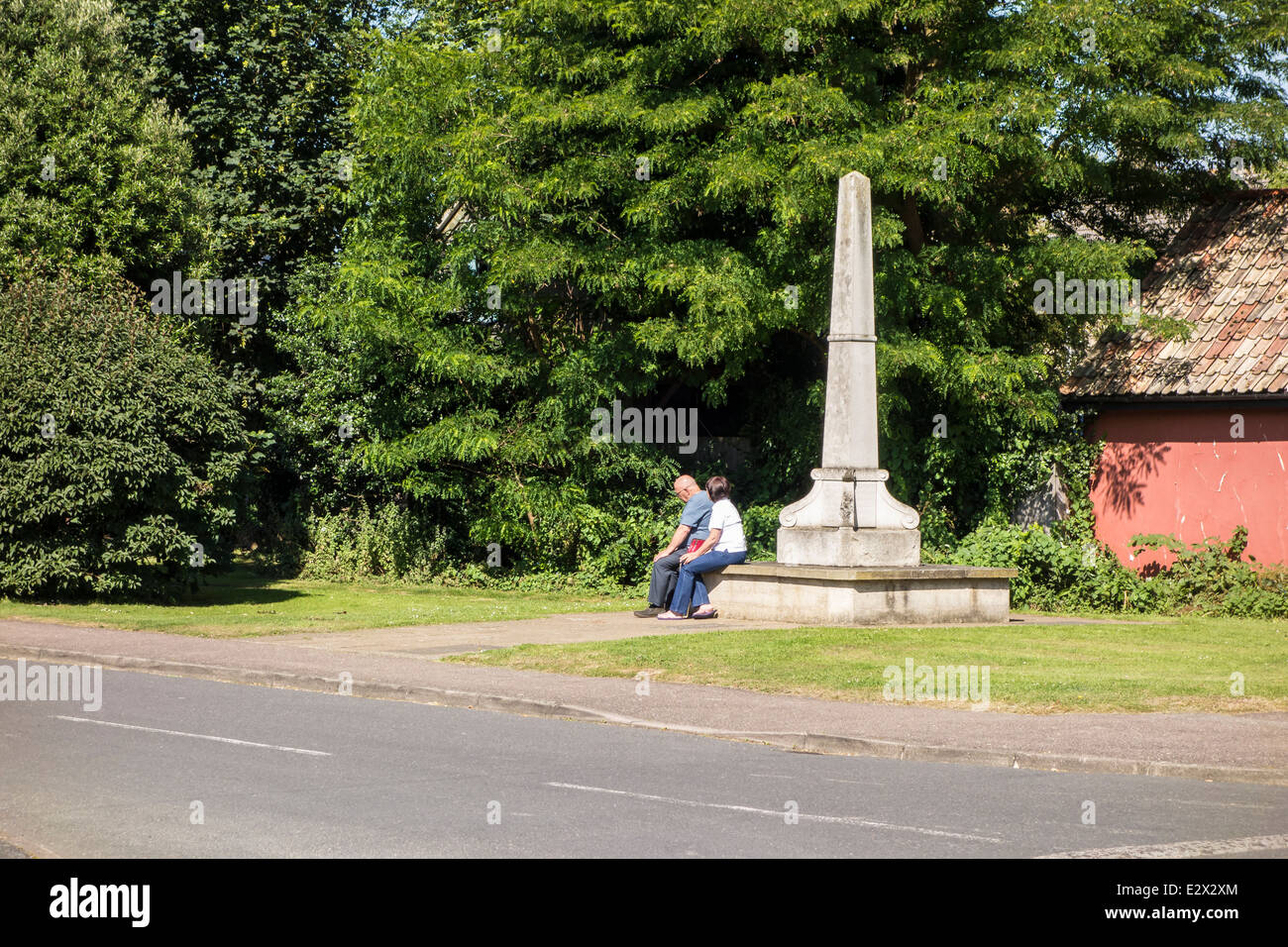 Giovane seduto sul memoriale di guerra ricordando Milton Foto Stock