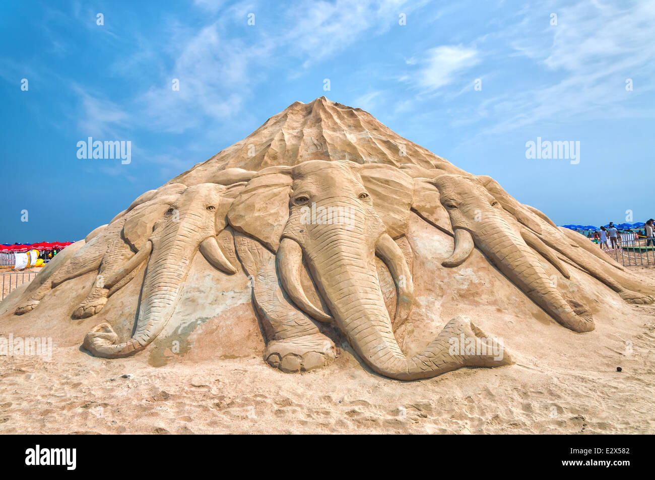 Un gruppo di elefanti carica da una montagna di sabbia alla sabbia di Busan Festival di Busan, Corea del Sud. Foto Stock