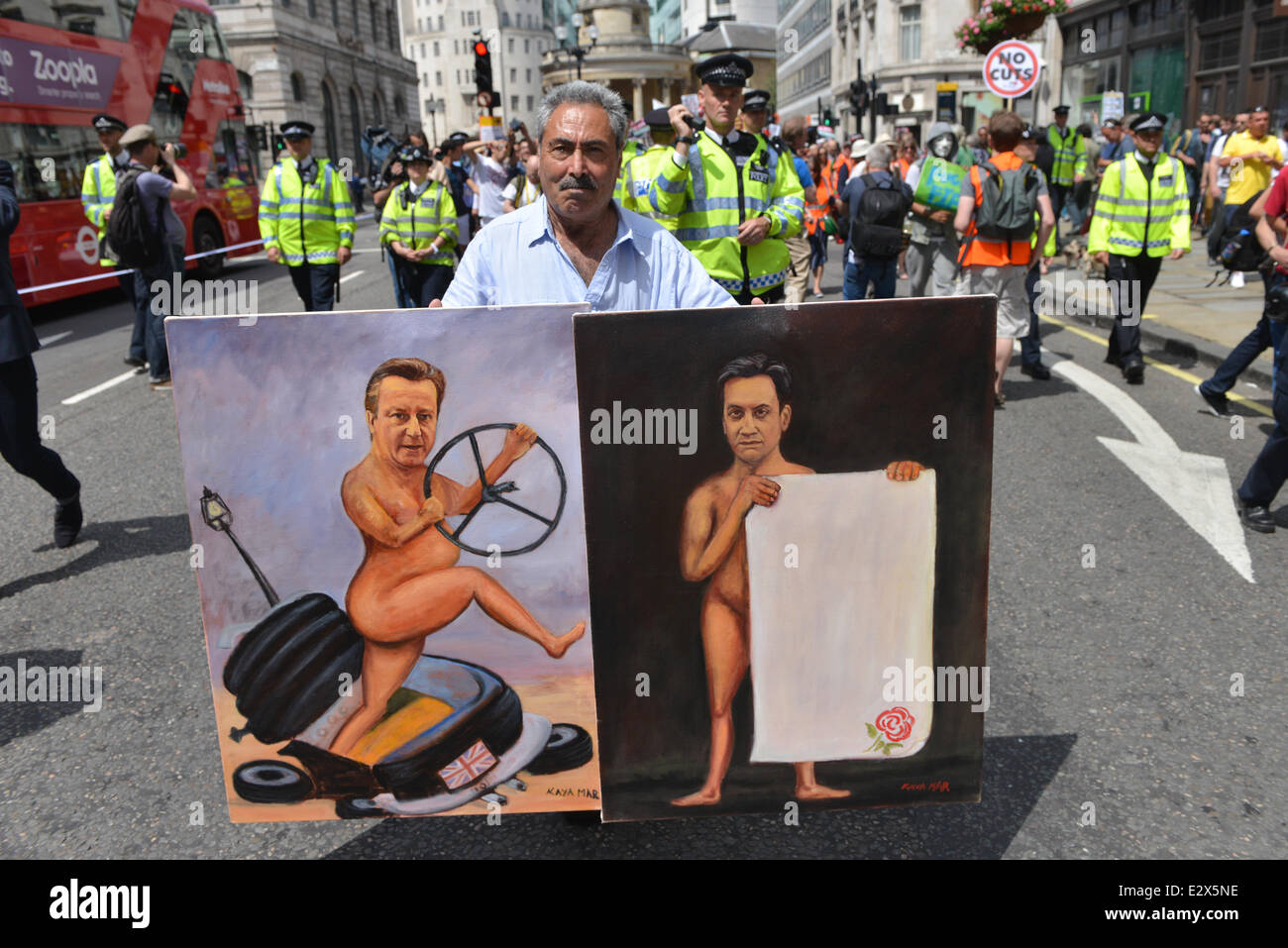 Oxford Circus, Londra, Regno Unito. Il 21 giugno 2014. Artista politico Kaya Mar sul marzo contro austerità in London Credit: Matteo Chattle/Alamy Live News Foto Stock