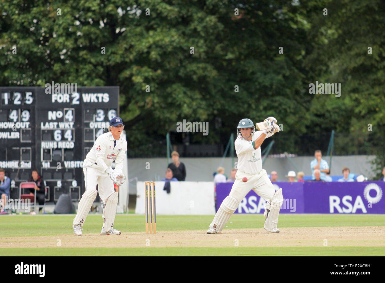 Gli uomini che giocano a cricket in un match durante il Cheltenham festival di cricket Foto Stock