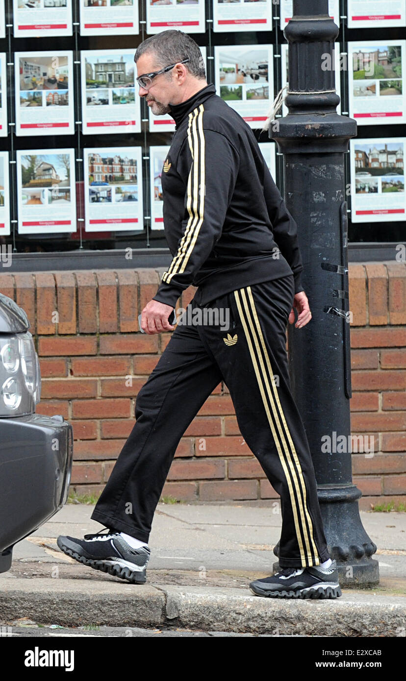 George Michael e un amico visto lasciare Cote Brasserie nel nord di Londra  dopo pranzo. George indossa un nero Adidas tuta con strisce di oro. Dotato  di: George Michael dove: Londra quando: