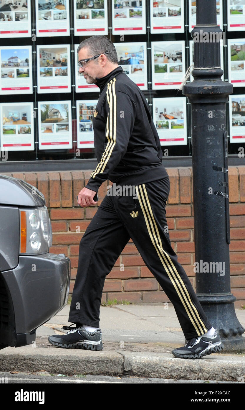 George Michael e un amico visto lasciare Cote Brasserie nel nord di Londra  dopo pranzo. George indossa un nero Adidas tuta con strisce di oro. Dotato  di: George Michael dove: Londra quando: