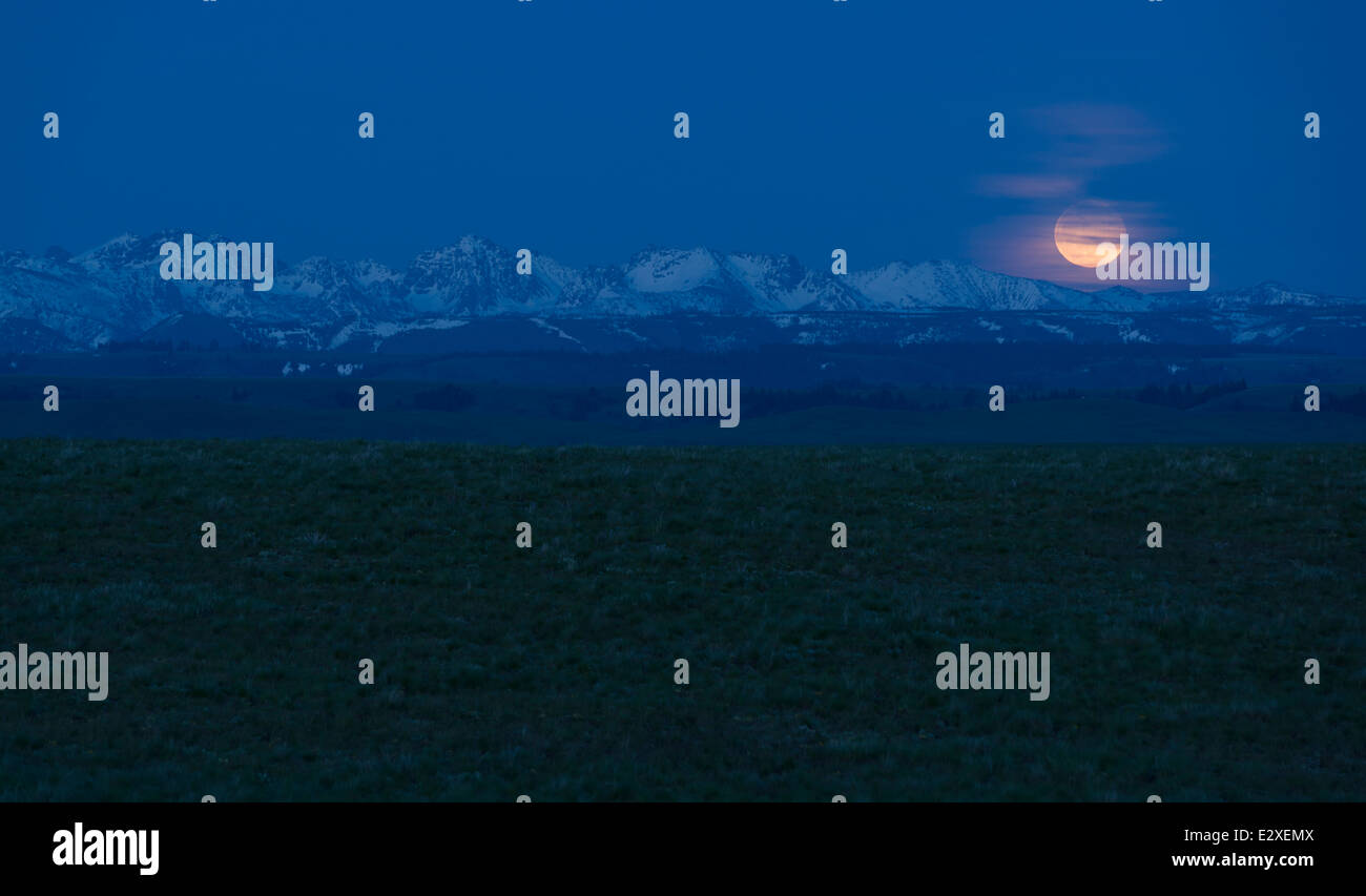 Full Moon Rising over Idaho sette demoni montagne dalla Zumwalt Prairie nella zona nord-est di Oregon. Foto Stock