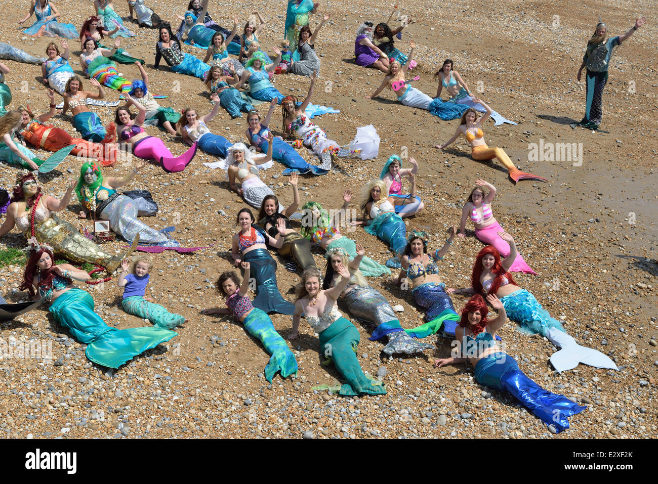 Hastings, East Sussex, Regno Unito. Il 21 giugno, 2014. Un pod di Hastings sirene e mermen riuniti insieme per un evento di beneficenza per raccogliere fondi per una carità locale, il RNLI (Hastings scialuppa di salvataggio Station) a St Leonards-on-Sea beach, Hastings, East Sussex. In Inghilterra. Foto Stock