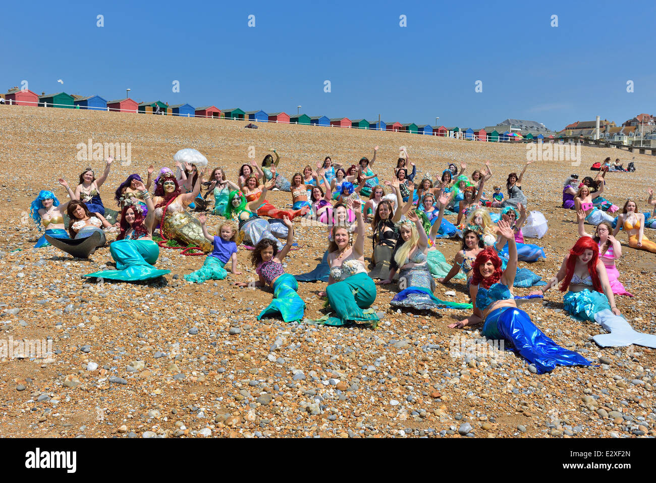 Hastings, East Sussex, Regno Unito. Il 21 giugno, 2014. Un pod di Hastings sirene e mermen riuniti insieme per un evento di beneficenza per raccogliere fondi per una carità locale, il RNLI (Hastings scialuppa di salvataggio Station) a St Leonards-on-Sea beach, Hastings, East Sussex. In Inghilterra. Foto Stock