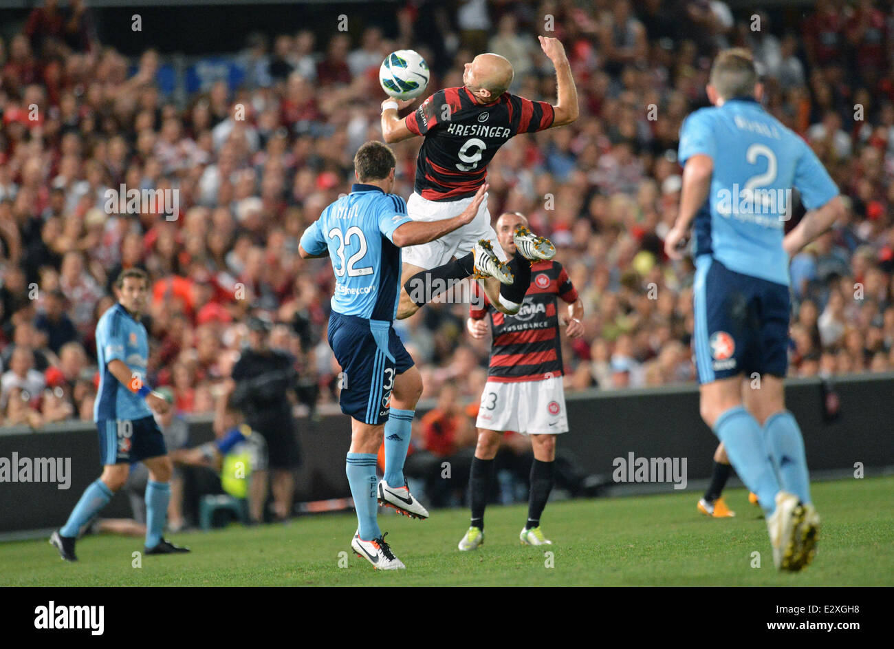 Sydney soccer rivali Sydney FC vs Western Sydney Wanderers si scontrarono nel derby un australiano-League football match a Parramatta Stadium. La partita si è conclusa con onori anche in un pareggio. Dotato di: Dino Kresinger della Western Sydney Wanderers siamo Foto Stock