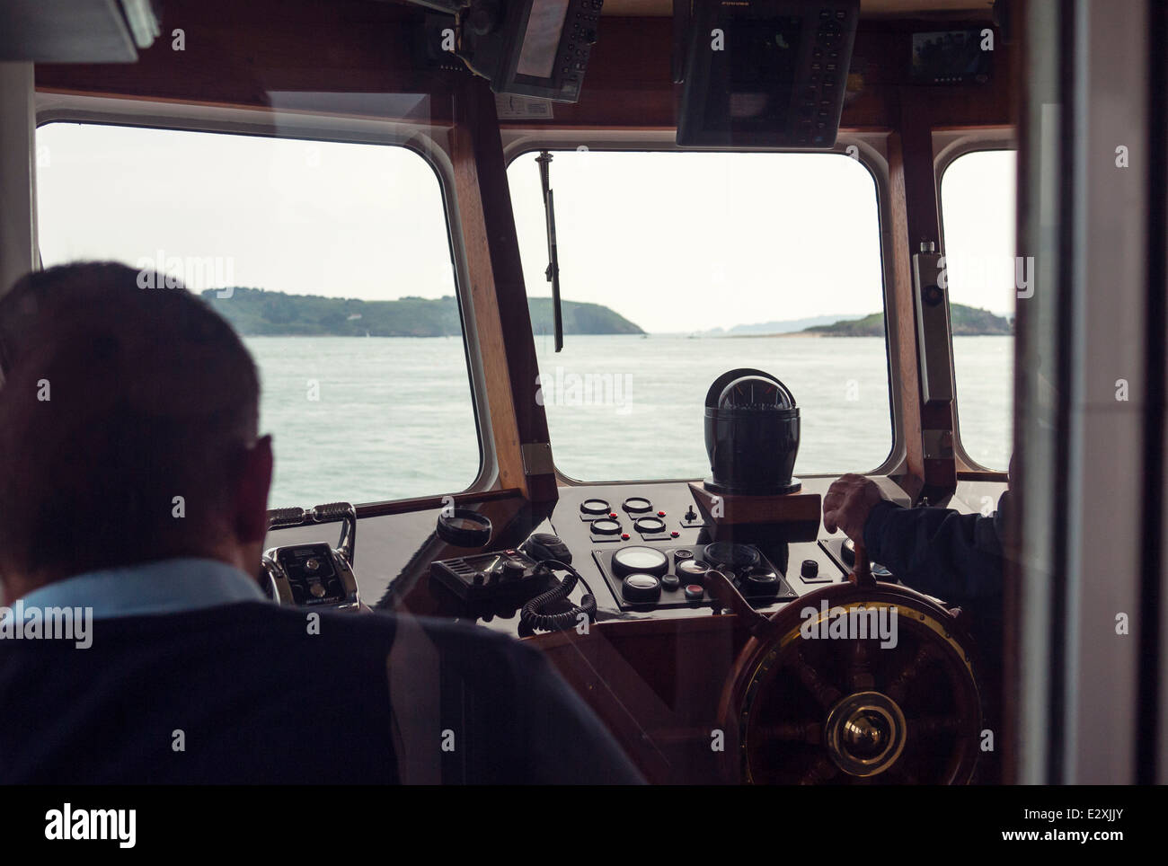 Guardando fuori del ponte di una nave, navigare in giro per le Isole del Canale. Foto Stock