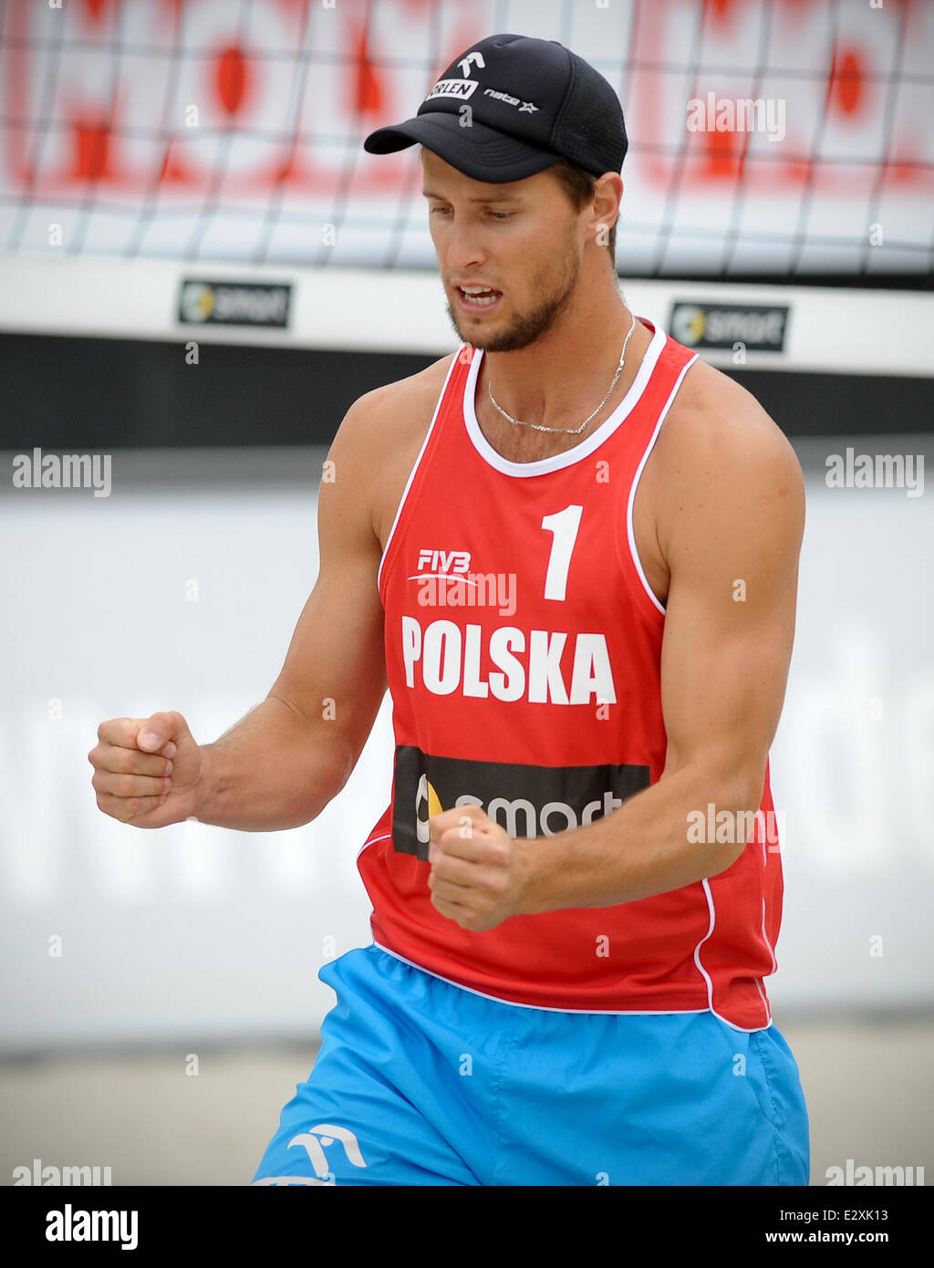 Berlino, Germania. Il 21 giugno, 2014. Della Polonia Michal Kadziola cheers durante la partita di pallavolo Bruno/Alison (Brasile) versus Kadziola/Szalankiewcz (Polonia) presso la stazione principale di Berlino (Germania), 21 giugno 2014. Foto: Oliver Mehlis/dpa/Alamy Live News Foto Stock