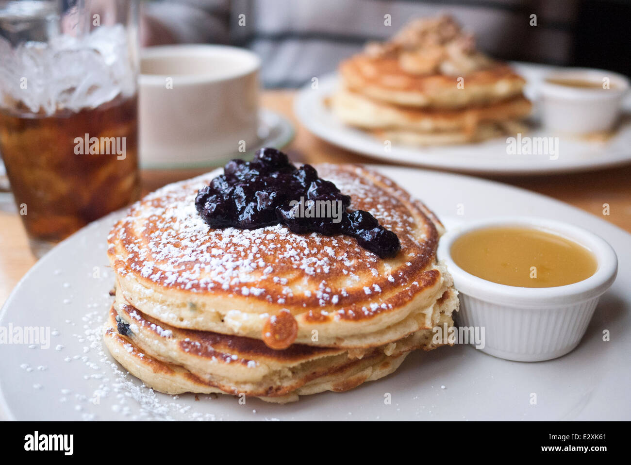 Una pila di stile americano pancake con mirtilli. Servita in un ristorante. Foto Stock