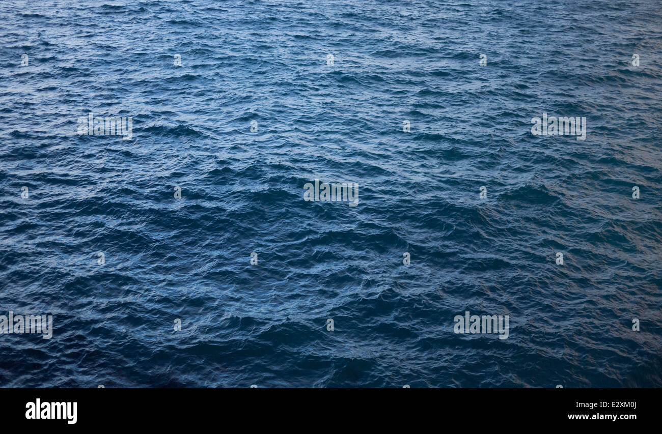 Guardando verso il basso sulla increspato azzurro del mare. Foto Stock