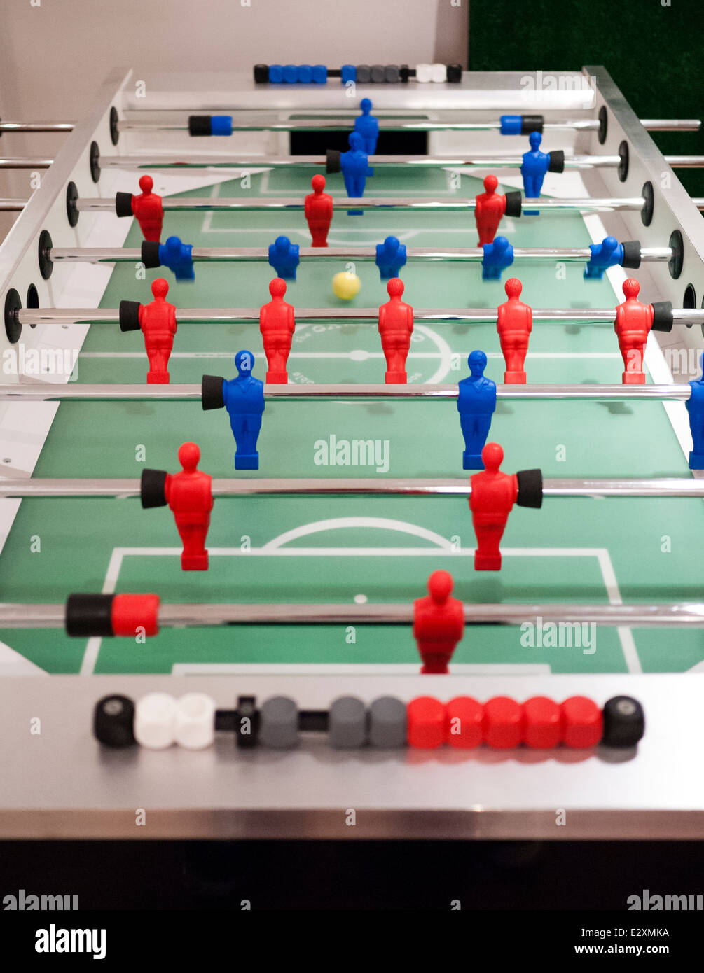 Un gioco del calcio (calcio) essendo giocato. Reds versetti blues. Foto Stock