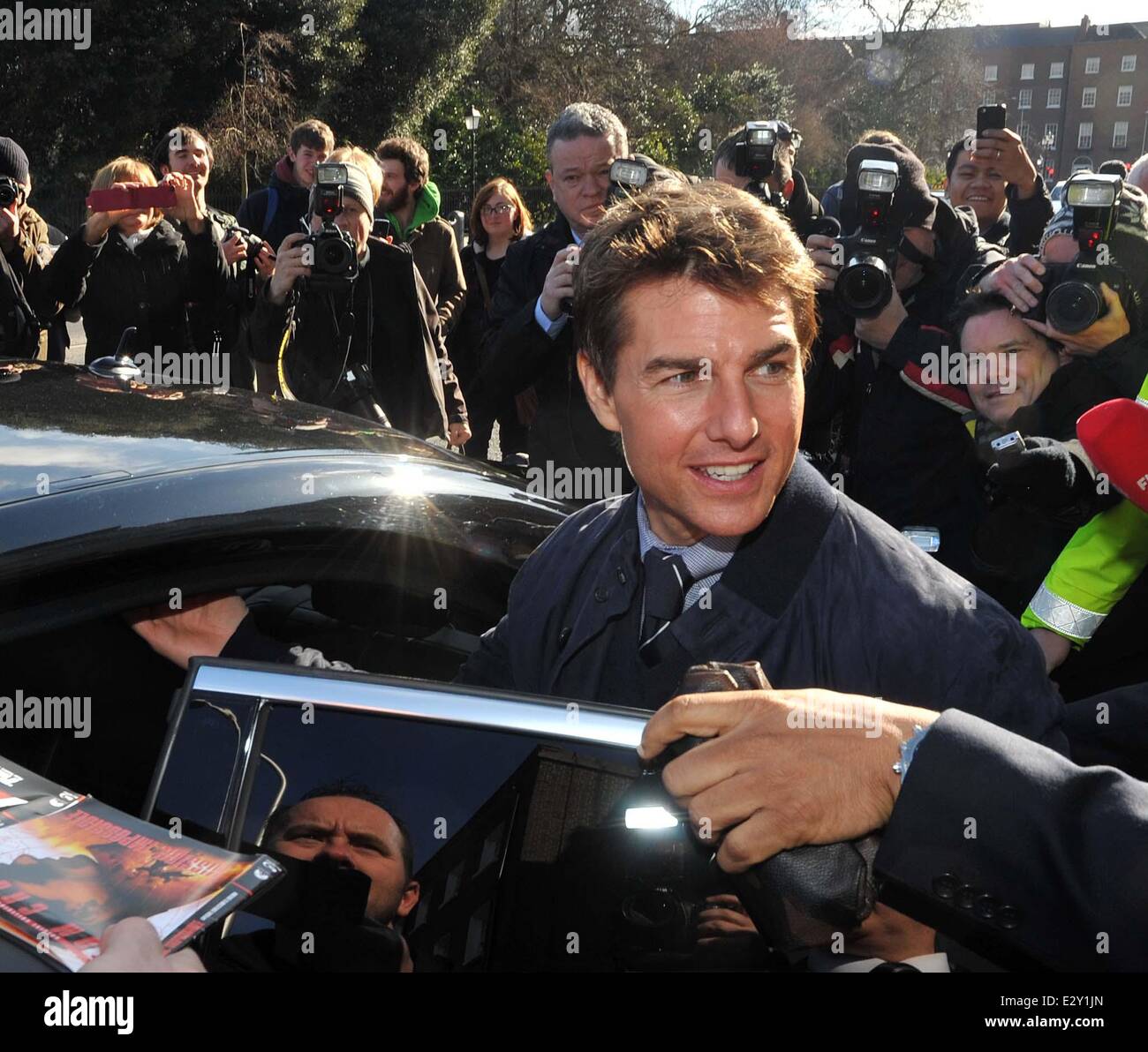 L'attore Tom Cruise è stato onorato con un ricevimento in Dublin ospitato dal dipartimento degli affari esteri e il turismo in Irlanda. Egli ha anche spento spento alla Guinness Storehouse a campione alcuni Guinness. Il suo minder era visto portando alcuni sacchi di Guinness per la sua auto da Foto Stock