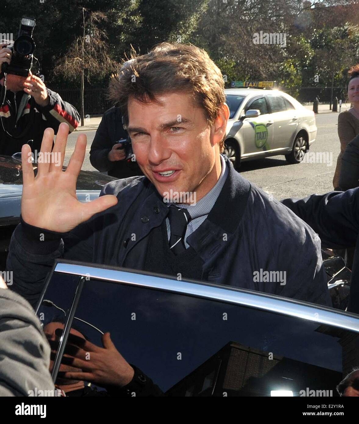 L'attore Tom Cruise è stato onorato con un ricevimento in Dublin ospitato dal dipartimento degli affari esteri e il turismo in Irlanda. Egli ha anche spento spento alla Guinness Storehouse a campione alcuni Guinness. Il suo minder era visto portando alcuni sacchi di Guinness per la sua auto da Foto Stock