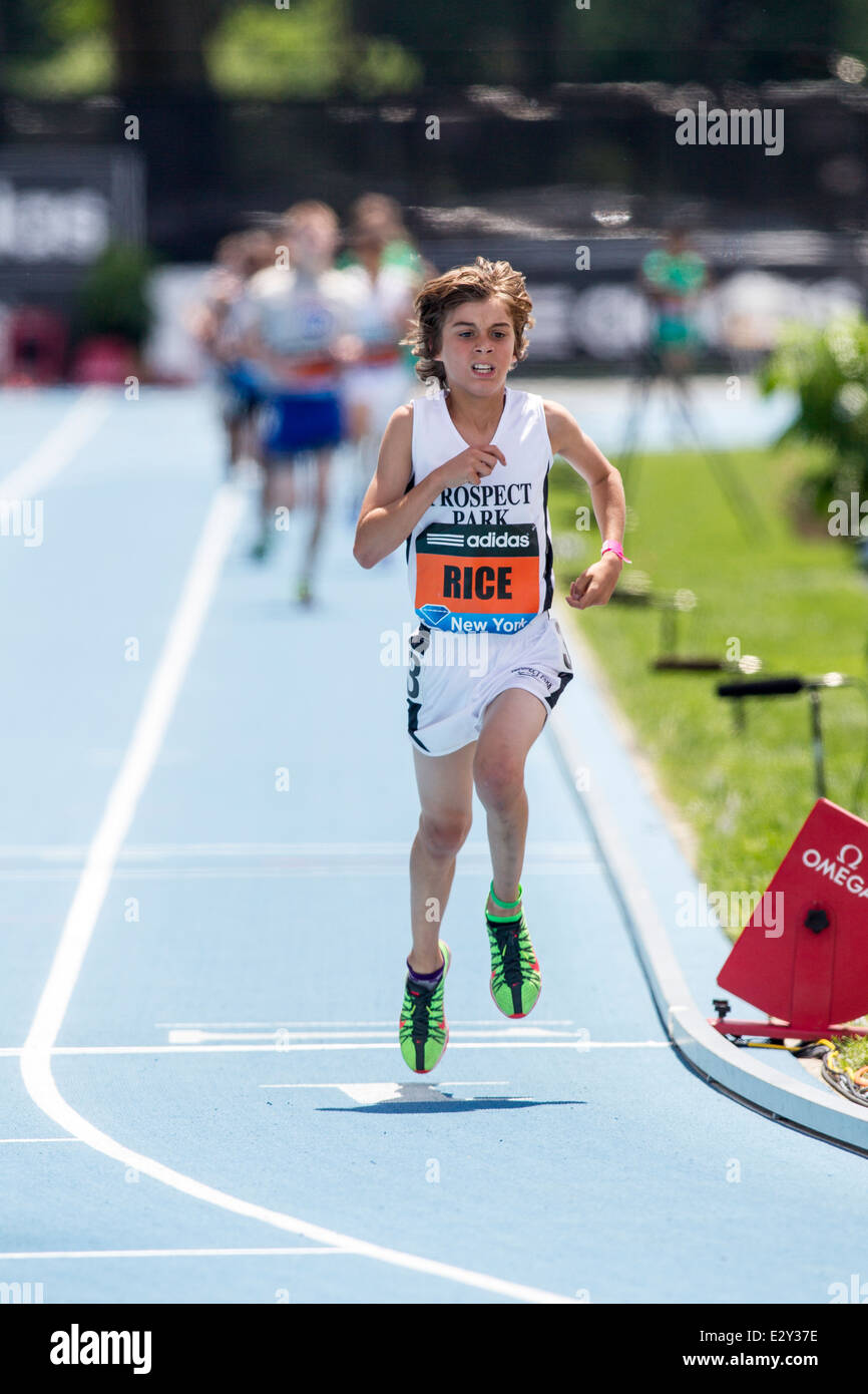 Ethan riso Prospect Park TC in competizione nella Gioventù Maschile di miglio al 2014 Adidas via e il campo Grand Prix. Foto Stock