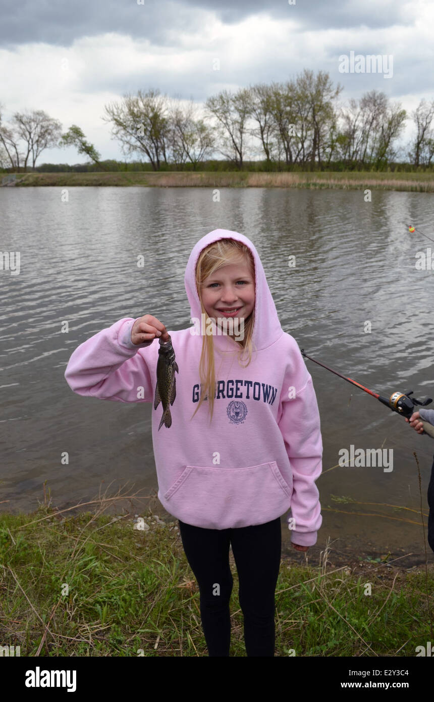 Il "Proud Moment of the Day" evidenzia il successo di un evento di pesca giovanile al Minnesota Valley National Wildlife Refuge. Sottolinea l'importanza dell'educazione ambientale e delle attività pratiche all'aperto per i giovani. Foto Stock