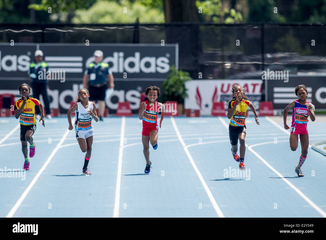 Il più veloce Kids in NYC: Ragazze al 2014 Adidas via e il campo Grand Prix. Foto Stock