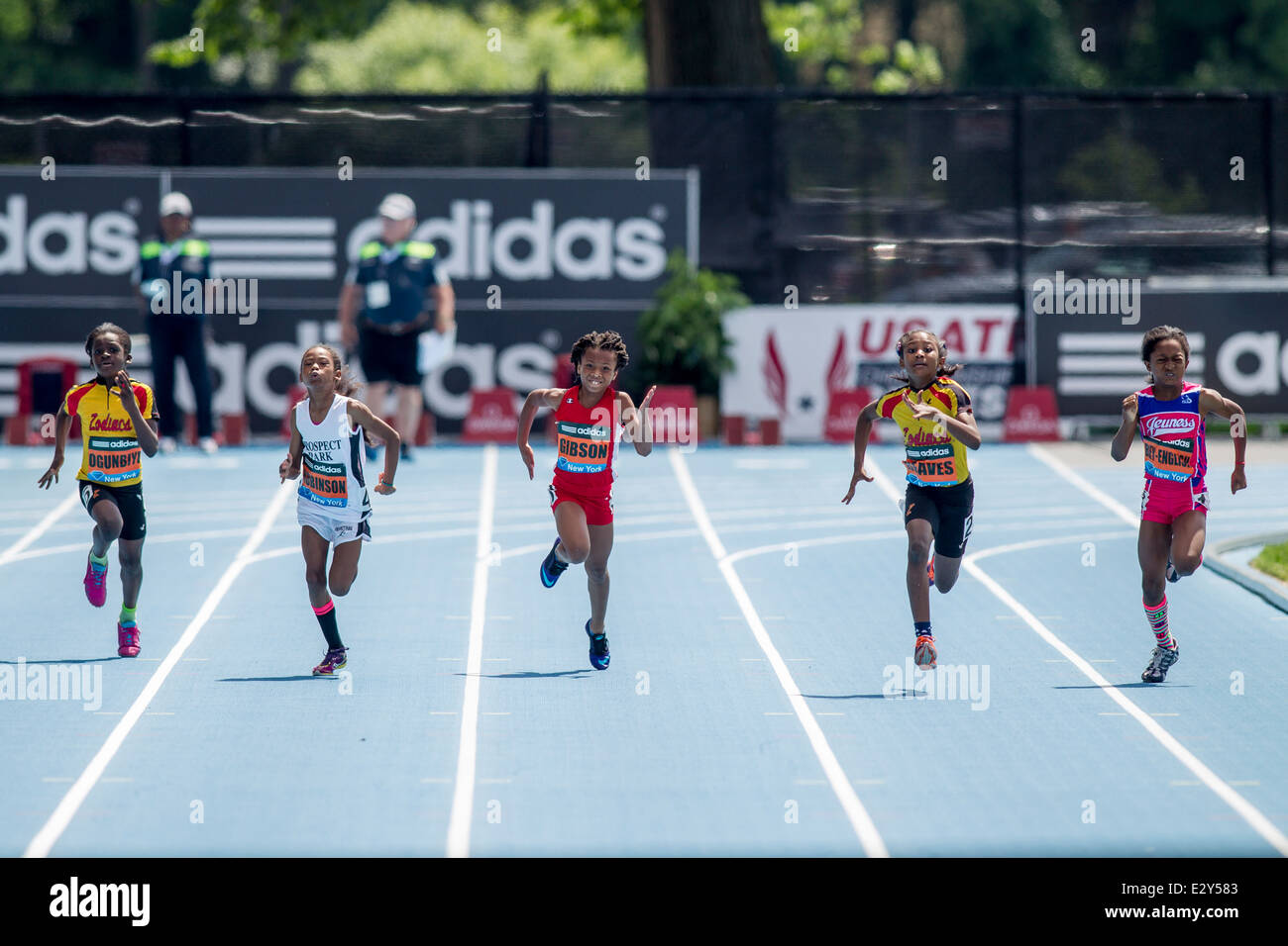Il più veloce Kids in NYC: Ragazze al 2014 Adidas via e il campo Grand Prix. Foto Stock