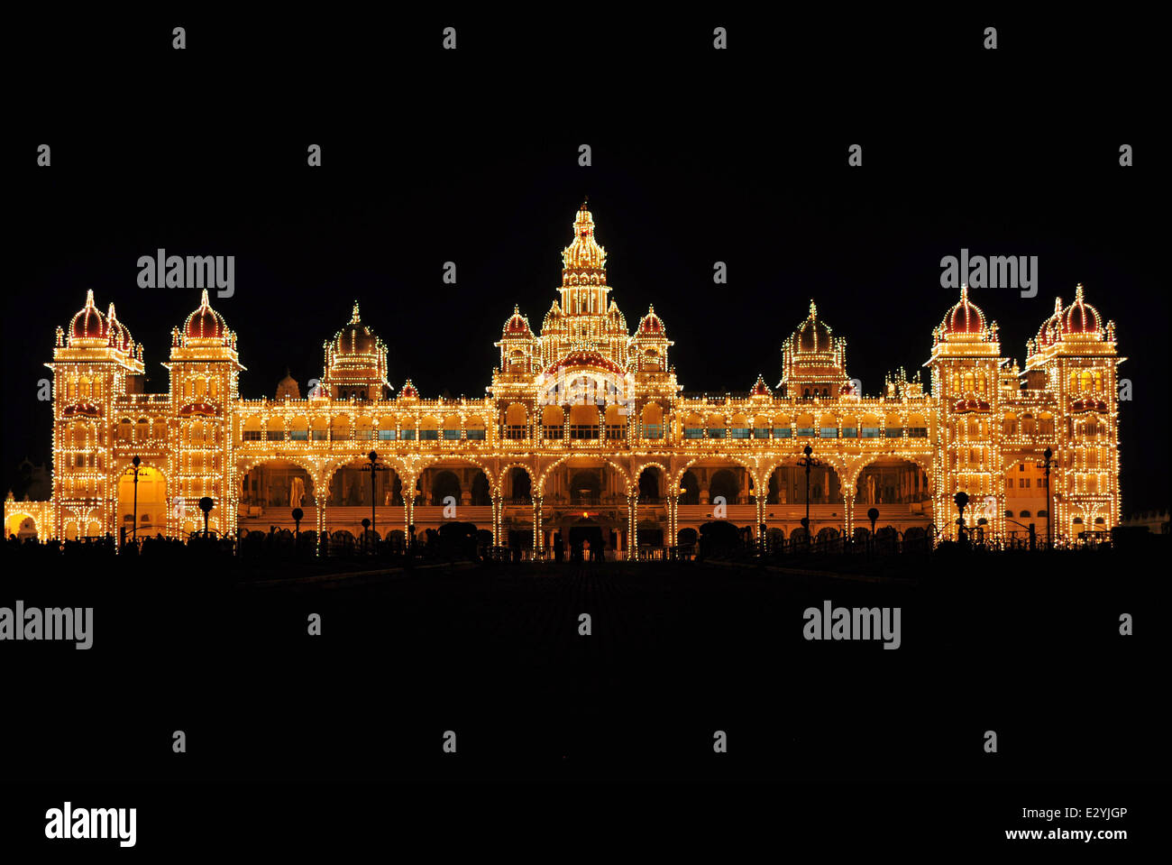 Mysore Palace in India illuminata di notte Foto Stock