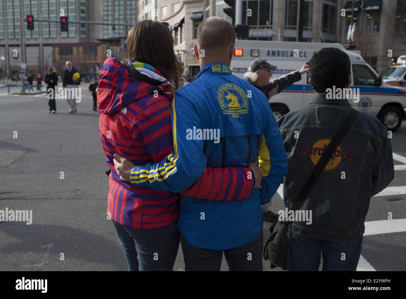 Un giovane rimane in attesa di notizie dopo un'esplosione durante la Maratona di Boston. Due persone sono riportati per essere morti e decine di feriti dove: Boston, MA, Stati Uniti quando: 15 Apr 2013 Foto Stock