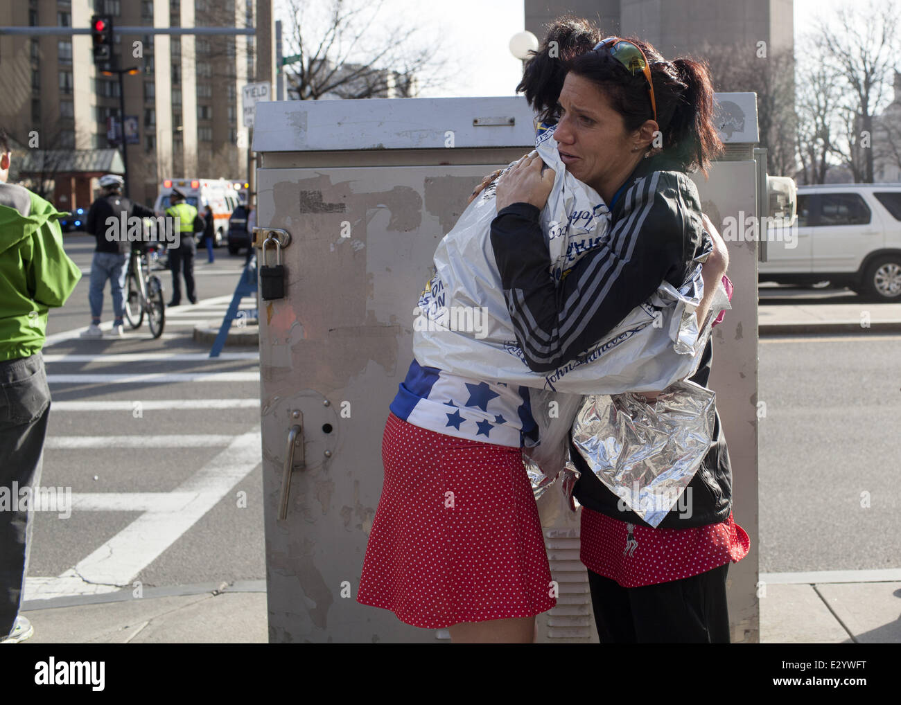 Jennifer Famigliette (L) abbraccia la sorella Chris Samaras come essi si riuniscono dopo bombe sono esplose durante la Maratona di Boston. Famigliette era su Massachusetts Avenue quando ha sentito l'esplosione ed è stato fermato dalla polizia a meno di un quarto di miglio dal t Foto Stock