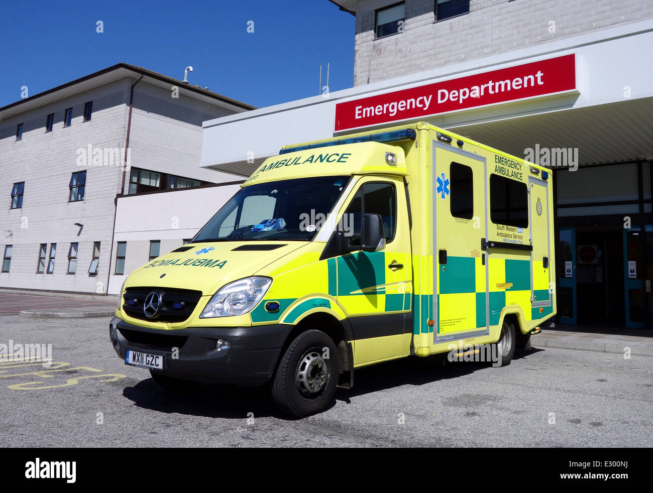 Un ambulanza parcheggiata fuori il pronto soccorso presso il Royal Cornwall Hospital di Truro, Cornwall, Regno Unito Foto Stock