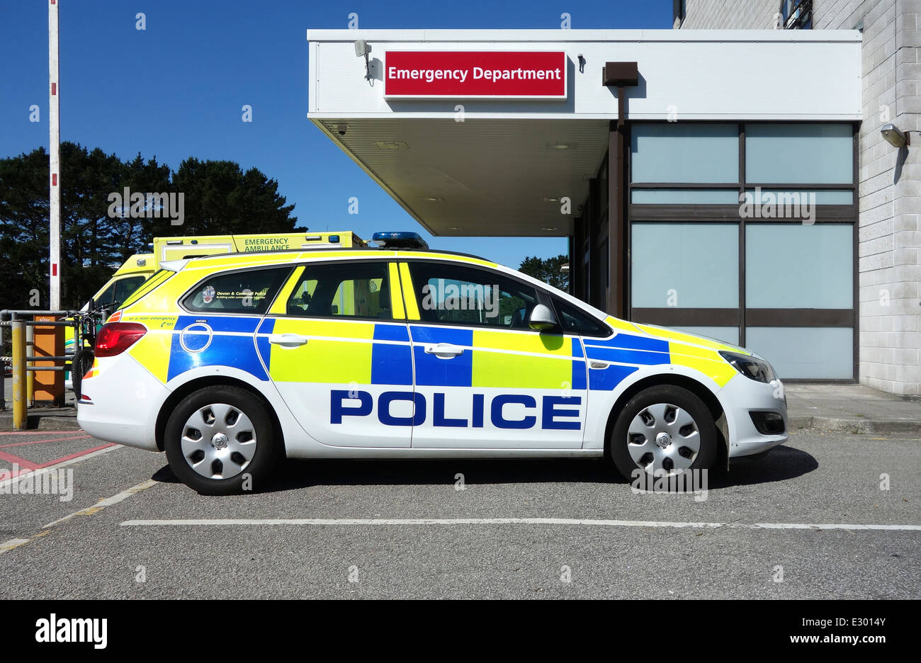 Una macchina della polizia parcheggiata fuori l'incidente & dipartimento di emergenza presso il Royal Cornwall Hospital di Truro, Cornwall, Regno Unito Foto Stock