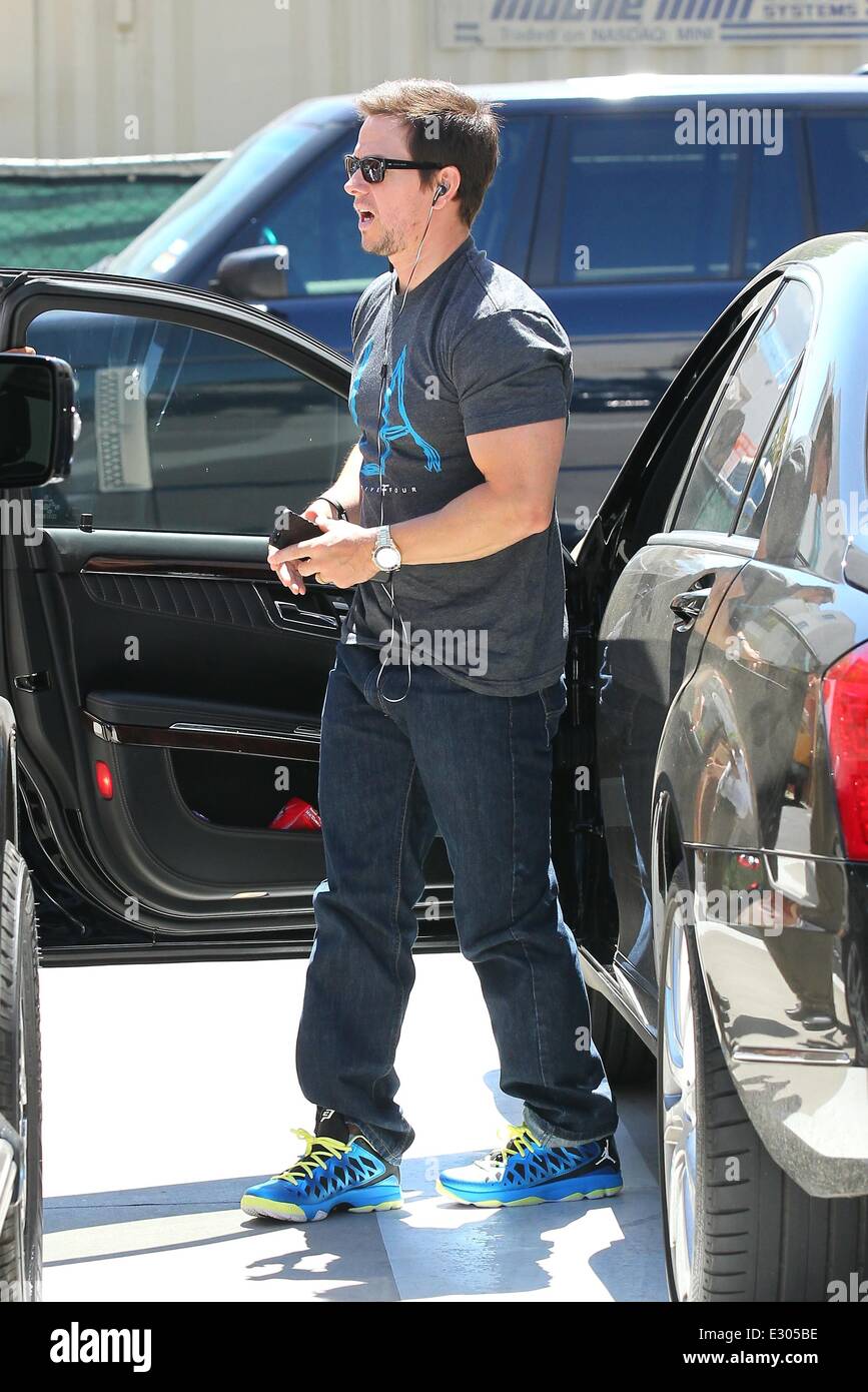 Mark Wahlberg indossa Los Angeles T-Shirt, Blu Jordan CP3.VI con cuffie Bose e Iphone mentre i negozi di Beverly Hills offre: Mark Wahlberg dove: Los Angeles, CA, Stati Uniti quando: 19 Apr 2013 Foto Stock