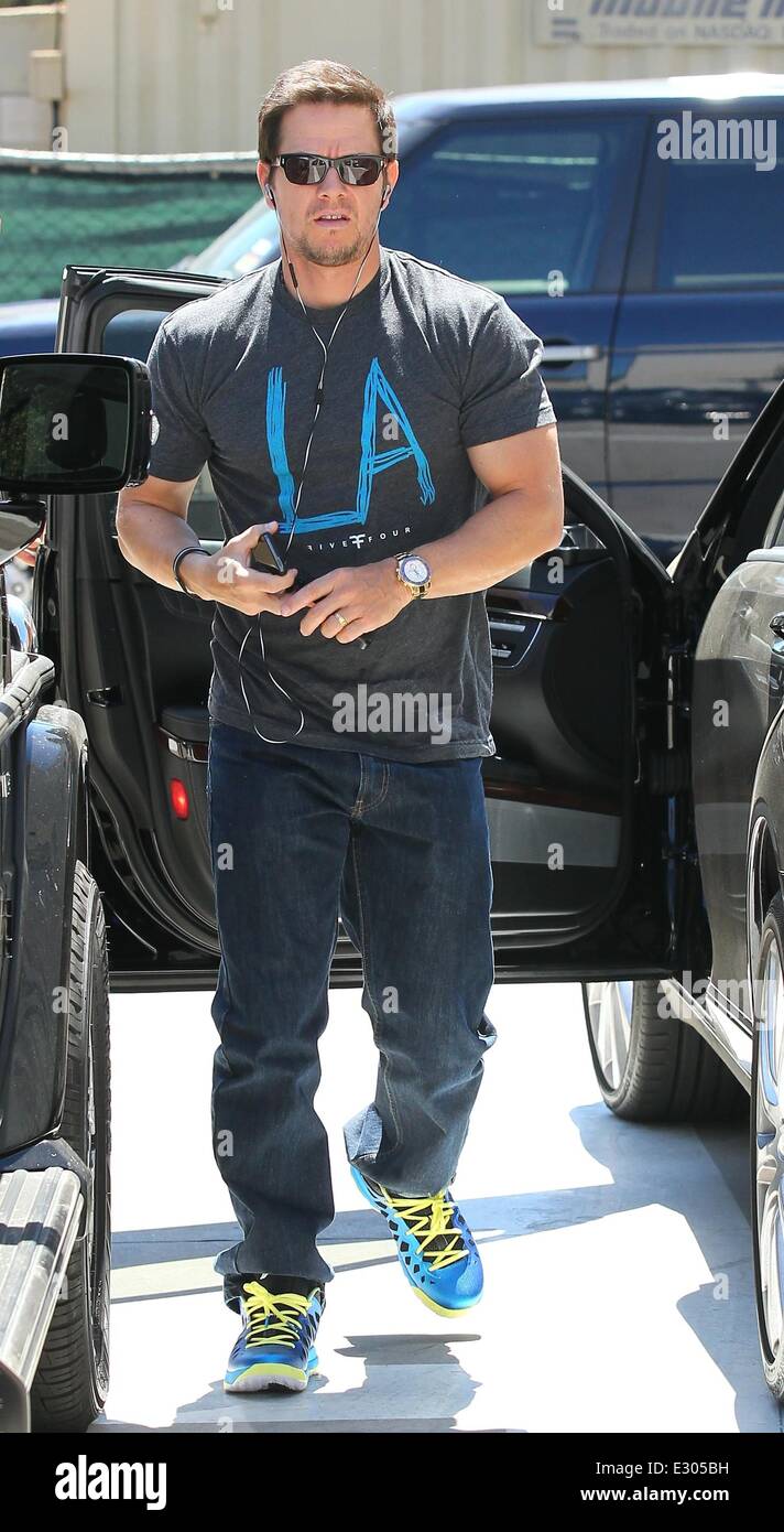 Mark Wahlberg indossa Los Angeles T-Shirt, Blu Jordan CP3.VI con cuffie Bose e Iphone mentre i negozi di Beverly Hills offre: Mark Wahlberg dove: Los Angeles, CA, Stati Uniti quando: 19 Apr 2013 Foto Stock