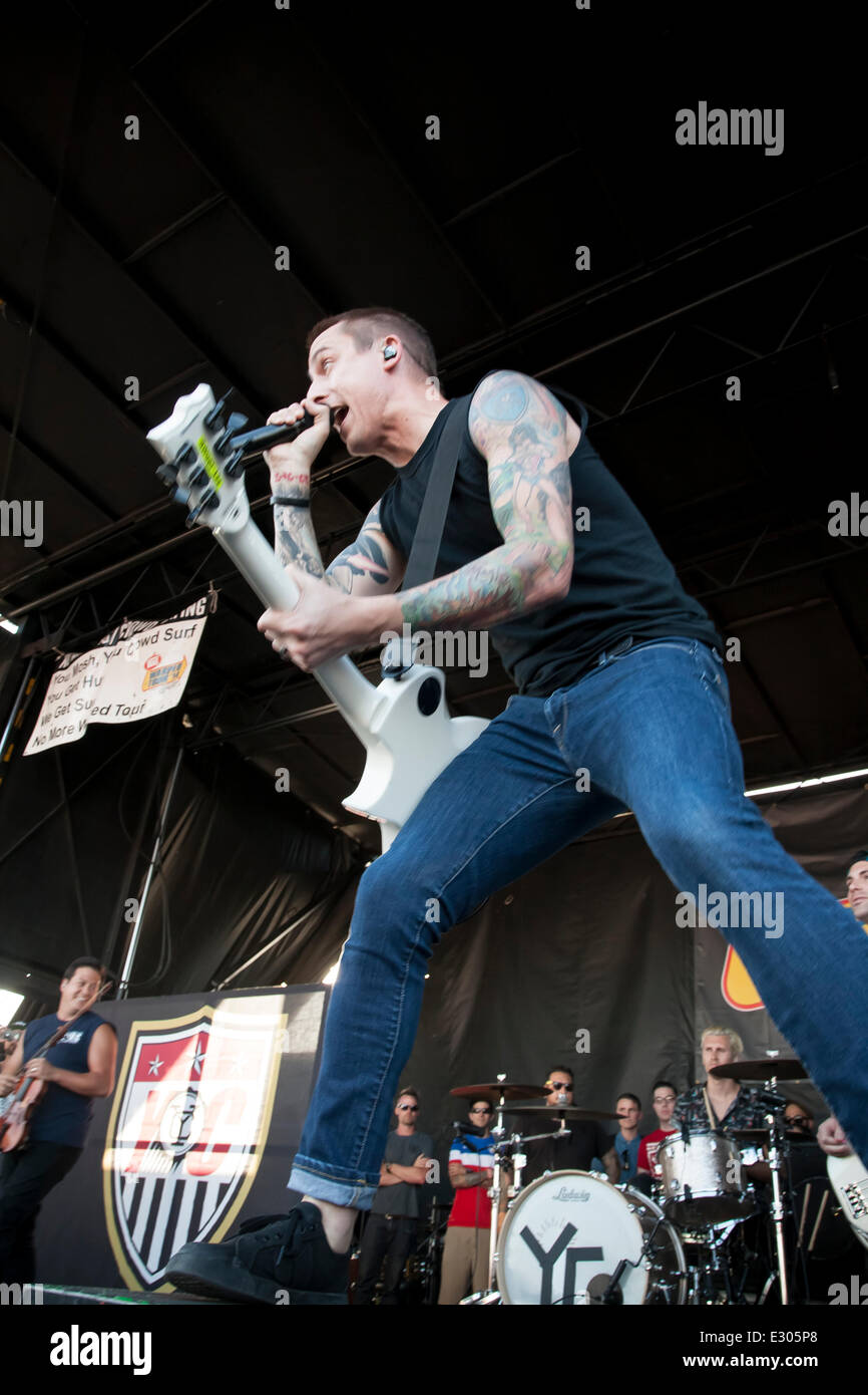 Pomona, CA, Stati Uniti d'America. Xx Giugno, 2014. Yellowcard esegue al Vans warped tour. Migliaia di giovani musica alternativa ventole acceso per gli Stati Uniti è solo touring festival, alla sua Los Angeles-area sosta in Pomona, California. Il festival tour prosegue domani a Mountain View, CA, Stati Uniti d'America e le finiture in agosto a Denver, CO, Stati Uniti d'America. Credito: Andie Mills/Alamy Live News Foto Stock