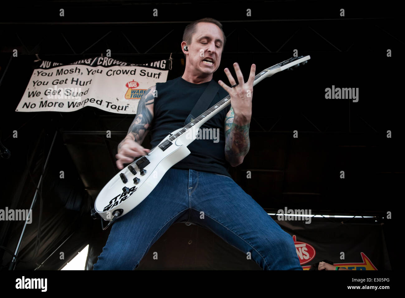 Pomona, CA, Stati Uniti d'America. Xx Giugno, 2014. Yellowcard esegue al Vans warped tour. Migliaia di giovani musica alternativa ventole acceso per gli Stati Uniti è solo touring festival, alla sua Los Angeles-area sosta in Pomona, California. Il festival tour prosegue domani a Mountain View, CA, Stati Uniti d'America e le finiture in agosto a Denver, CO, Stati Uniti d'America. Credito: Andie Mills/Alamy Live News Foto Stock