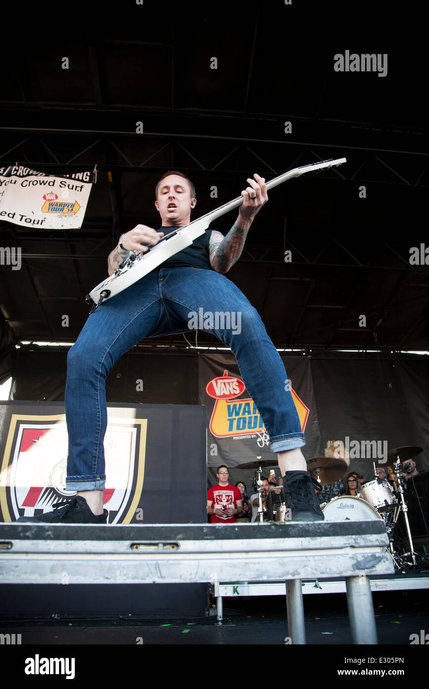 Pomona, CA, Stati Uniti d'America. Xx Giugno, 2014. Yellowcard esegue al Vans warped tour. Migliaia di giovani musica alternativa ventole acceso per gli Stati Uniti è solo touring festival, alla sua Los Angeles-area sosta in Pomona, California. Il festival tour prosegue domani a Mountain View, CA, Stati Uniti d'America e le finiture in agosto a Denver, CO, Stati Uniti d'America. Credito: Andie Mills/Alamy Live News Foto Stock