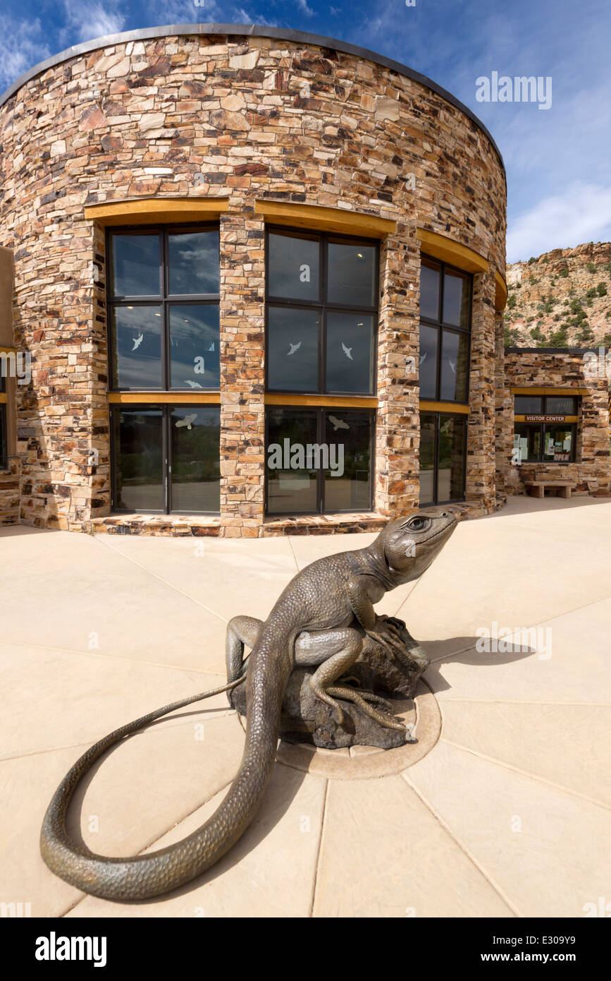 Grande Bacino di lucertola a collare scultura davanti al Escalante interagenzie Vistiors Center di Escalante, Utah. Foto Stock