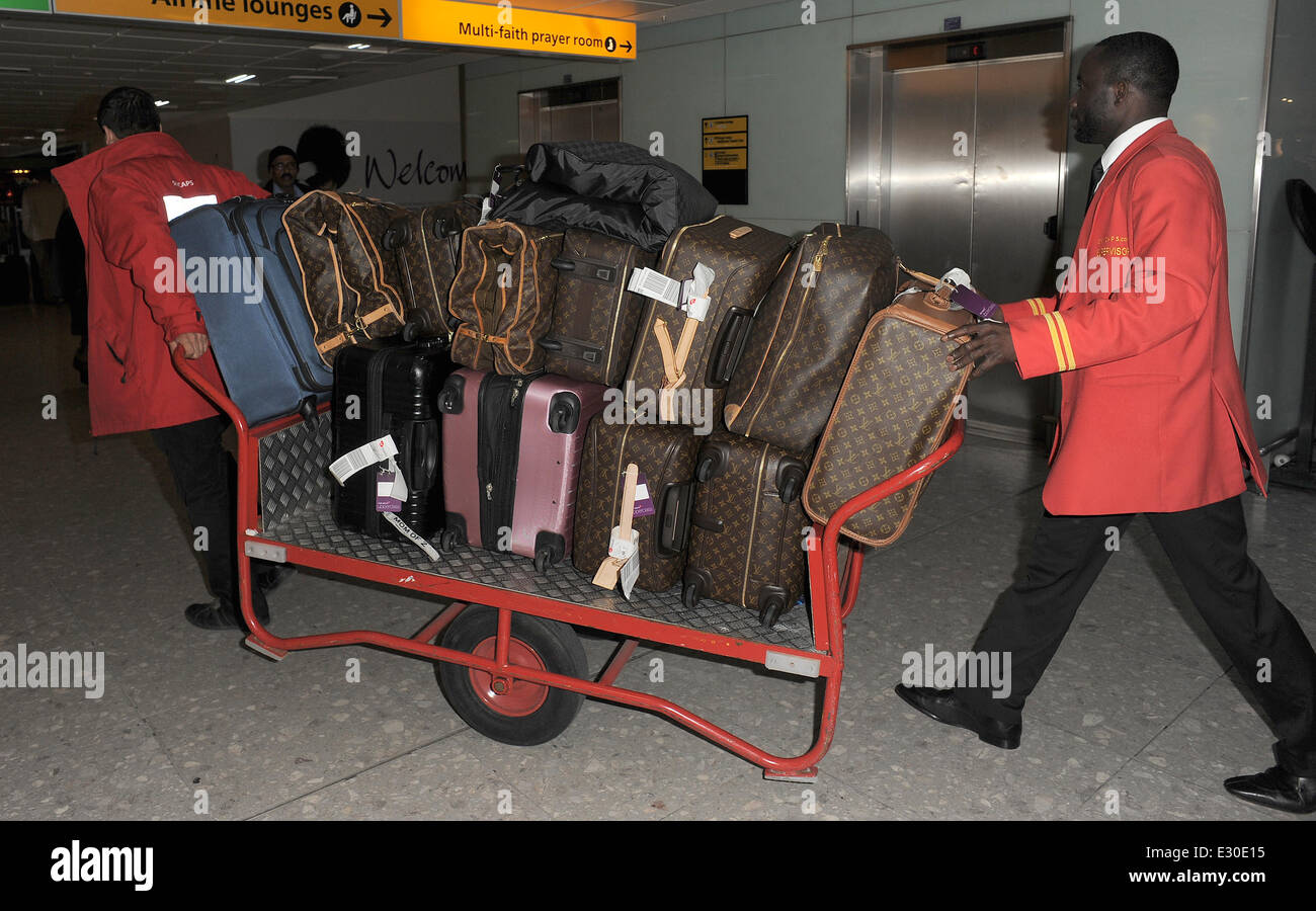 Il Kardashians arrivano all'Aeroporto di Londra Heathrow su un volo da New York. Essi avevano una notevole quantità di bagagli con loro, per breve soggiorno nella capitale. Dotato di: atmosfera dove: Londra, Regno Unito quando: 24 Apr 2013 Foto Stock