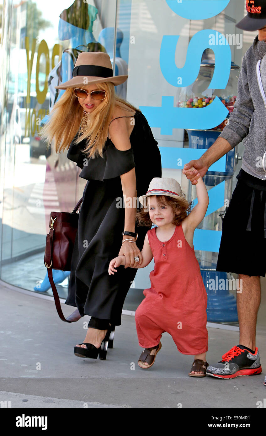 Rachel Zoe e suo figlio, Skylar lasciando Kitson sulla Melrose Avenue con: Rachel Zoe,Skylar Berman dove: Los Angeles, Califor Foto Stock