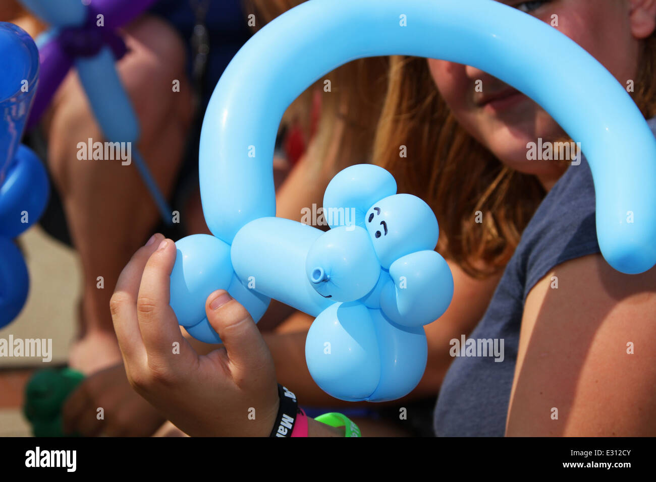 Ragazza con palloncino cane. Popcorn Beavercreek Festival, Beavercreek, Dayton, Ohio, Stati Uniti d'America. Foto Stock