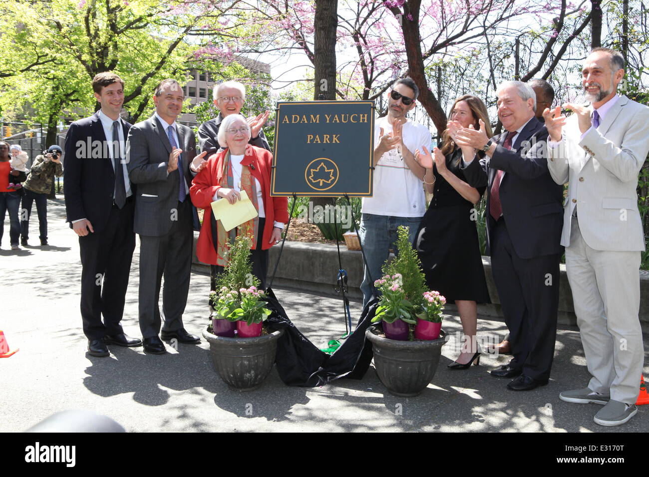 Ridenominazione di Palmetto Parco giochi a Adam Yauch Park a Brooklyn. Il tardo Beastie Boy è stato onorato nella cerimonia da sua madre e Adam 'Ad-Rock' Horovitz. Dotato di: Stephen Levin,gli Ospiti,Neol Yauch,Frances Yauch,Adam Horovitz,Rachael Horovitz,Marty Markowit Foto Stock