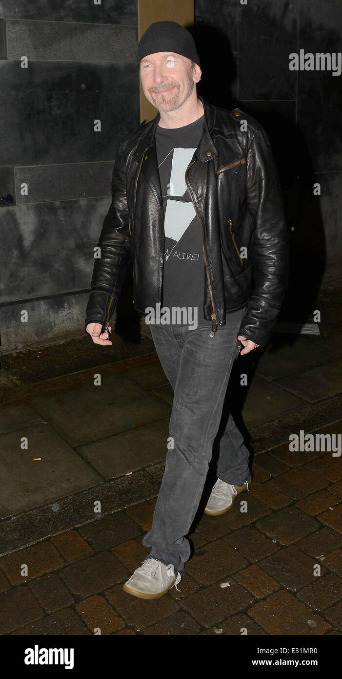 Bono festeggia il suo 53° compleanno fino a dopo le 5 del mattino con la moglie Ali Hewson e U2 compagni di band il bordo e Larry Mullen alla riga Coppinger ristorante dotato: il bordo dove: Dublino, Irlanda quando: 11 Maggio 2013 Foto Stock