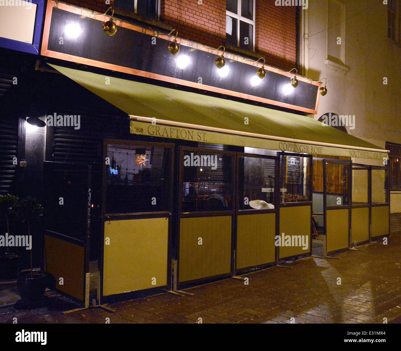 Bono festeggia il suo 53° compleanno fino a dopo le 5 del mattino con la moglie Ali Hewson e U2 compagni di band il bordo e Larry Mullen alla riga Coppinger ristorante dotato: Coppinger Row dove: Dublino, Irlanda quando: 11 Maggio 2013 Foto Stock