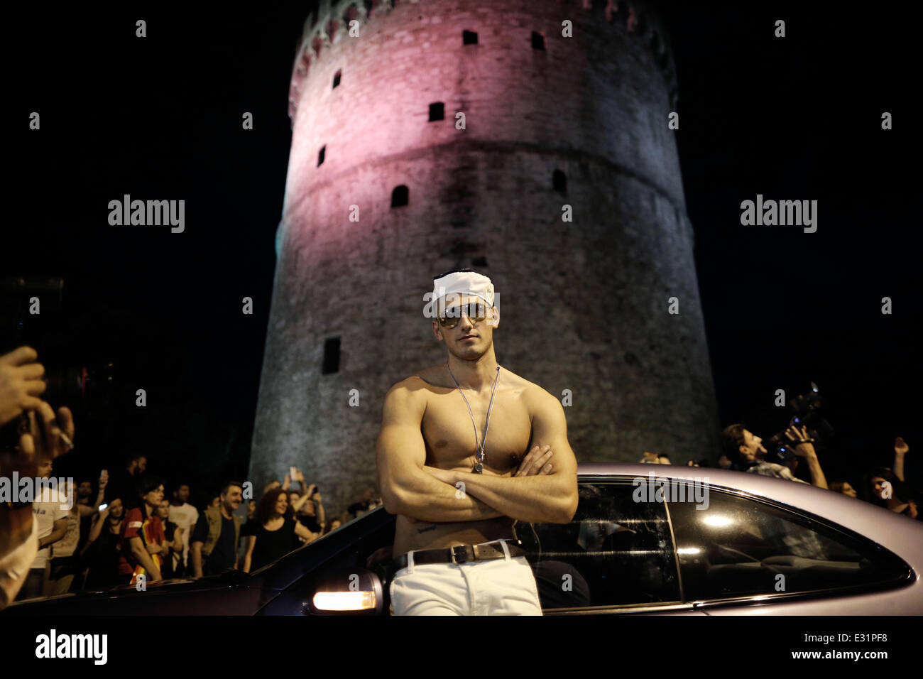 Un attivista gay in divisa da marinaio in posa per una foto di fronte a Torre Bianca di Salonicco il punto di riferimento della città. Gli attivisti Gay prendere parte in una parata di Salonicco, Sabato, 21 giugno 2014. Migliaia di attivisti gay in Salonicco, Grecia hanno organizzato la 3a Salonicco Pride Festival, una 2 giorni di evento che comprendeva una sfilata intorno al centro della città. L'organizzazione della manifestazione si attirò pesanti critiche da circoli conservatori e non vi è stata una marcia di protesta contro "i sodomiti' venerdì. Salonicco, Grecia il 21 giugno 2014. Foto Stock