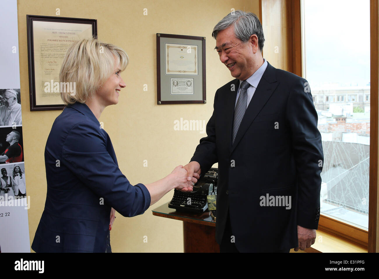(140622) --Varsavia, 22 giugno 2014 (Xinhua) -- Li Congjun(R), presidente della Xinhua News Agency, incontra Lidia Sobanska, presidente della Agenzia di Stampa Polacca (PAP) a Varsavia, Polonia, 20 giugno 2014. (Xinhua/Xu Jiren) Foto Stock