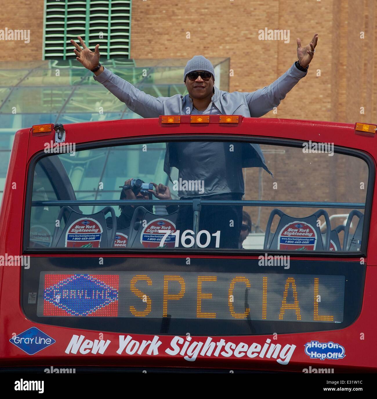 La Gray Line New York tour bus campagna festeggia LL Cool J con: LL Cool J Dove: New York, NY, Stati Uniti quando: 13 Maggio 2013 Foto Stock