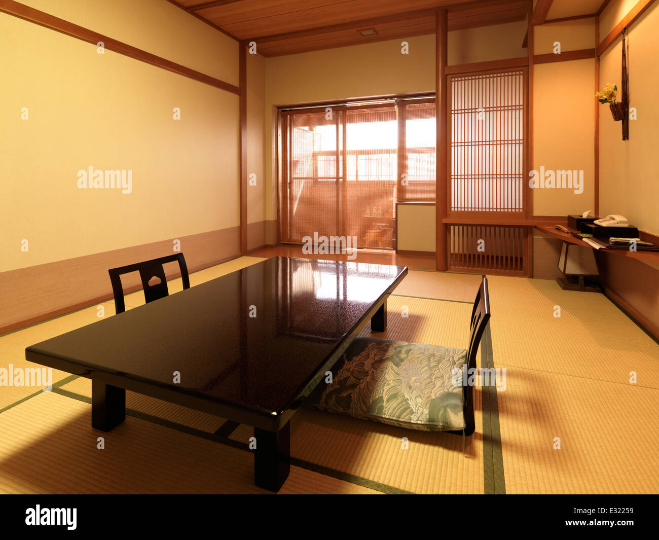 Tradizionale Giapponese con camera chabudai tavolo da tè in un ryokan hotel in Giappone. Foto Stock