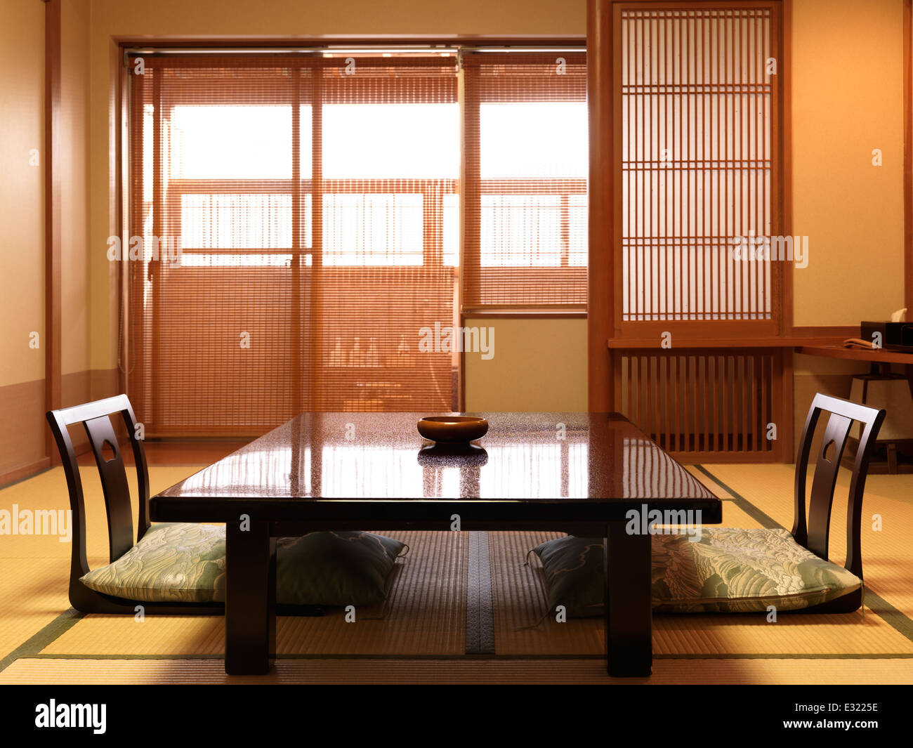 Chabudai tavolo da tè e zaisu legless sedie al tradizionale sala giapponese di ryokan hotel Foto Stock