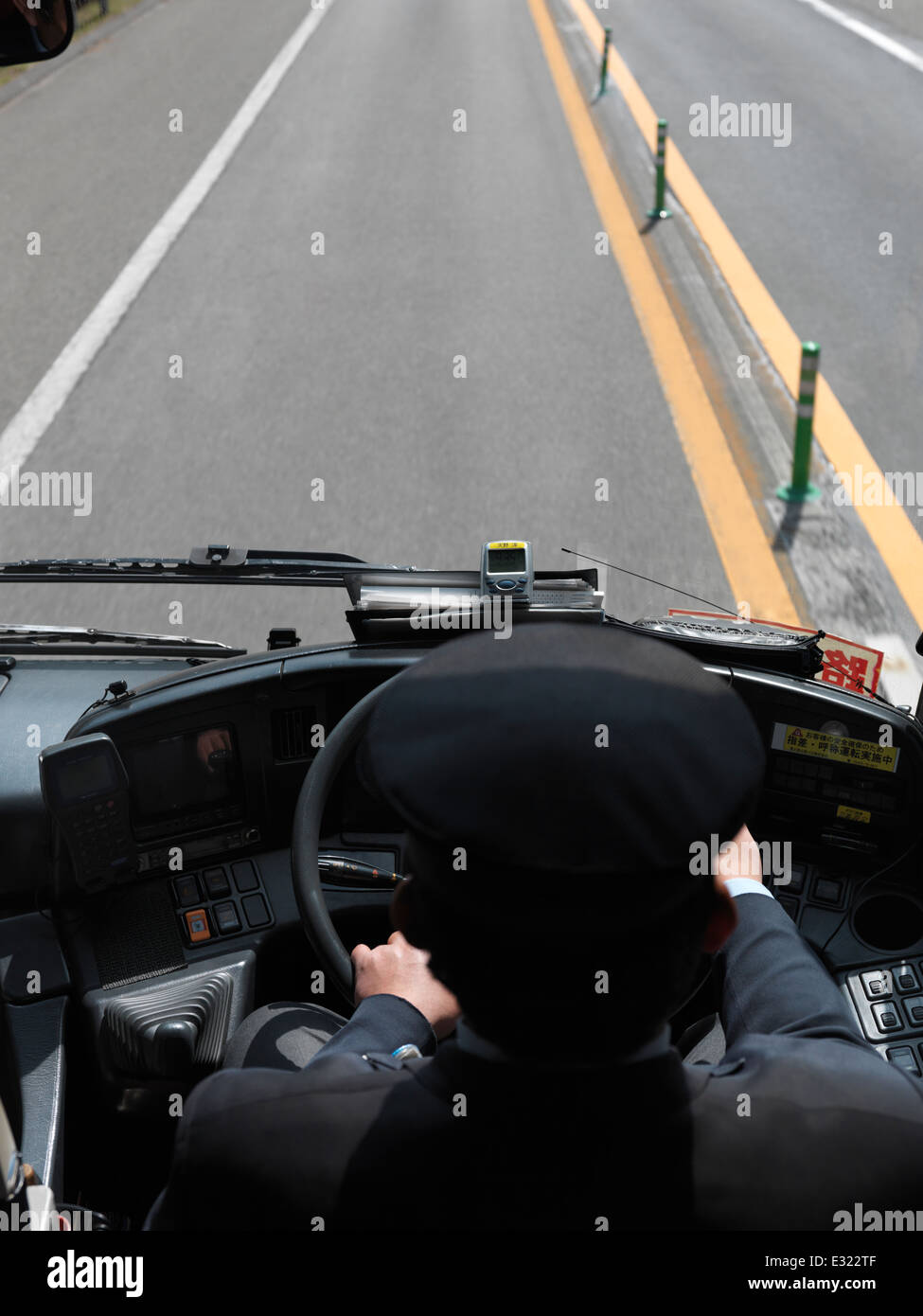 Driver di bus a un volante di guida su una autostrada, ad alto angolo di visione. Il Giappone. Foto Stock