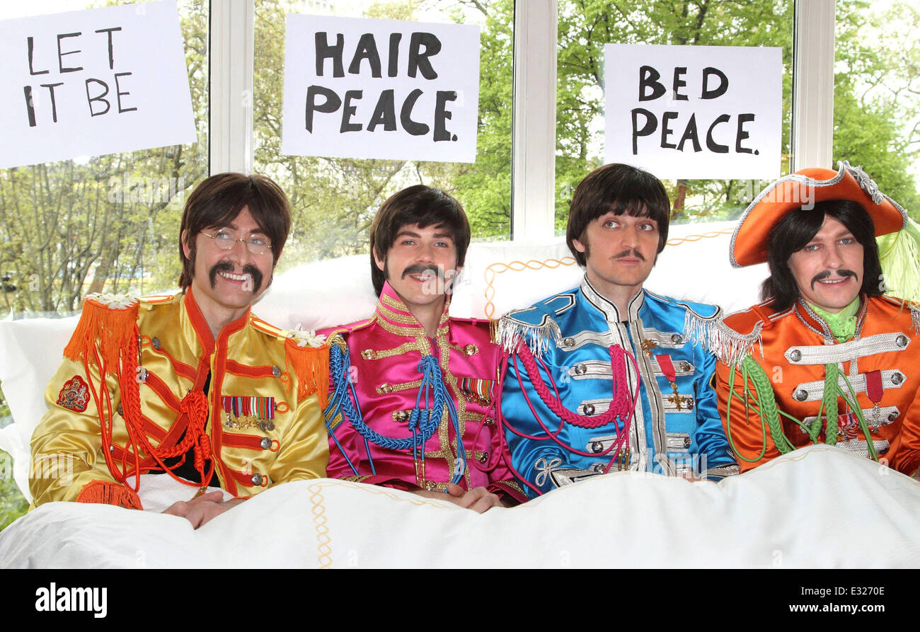 Il cast dei Beatles mostra "Let it be' ricreare il John Lennon e Yoko Ono  la famosa 'bed-in scena", vestito in pieno Sgt Pepper c Foto stock - Alamy